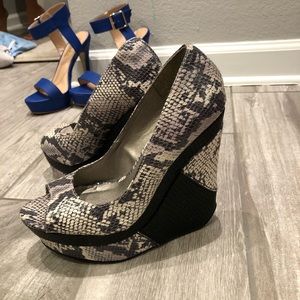 $5 Sale 💜💜Peep toe wedges